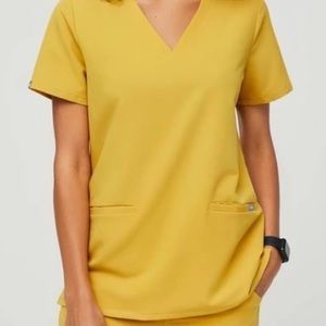 FIGS Casma three-pocket top